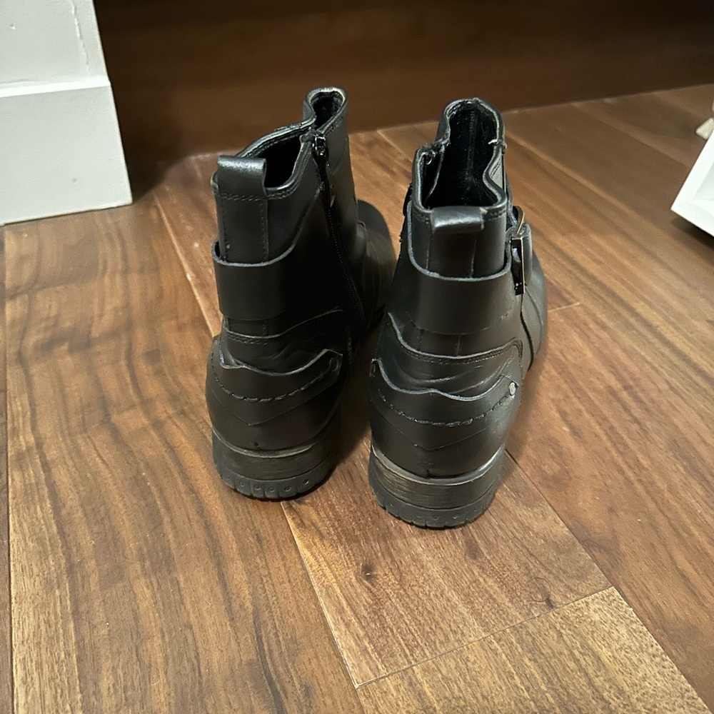 Boots - Picture 3 of 4
